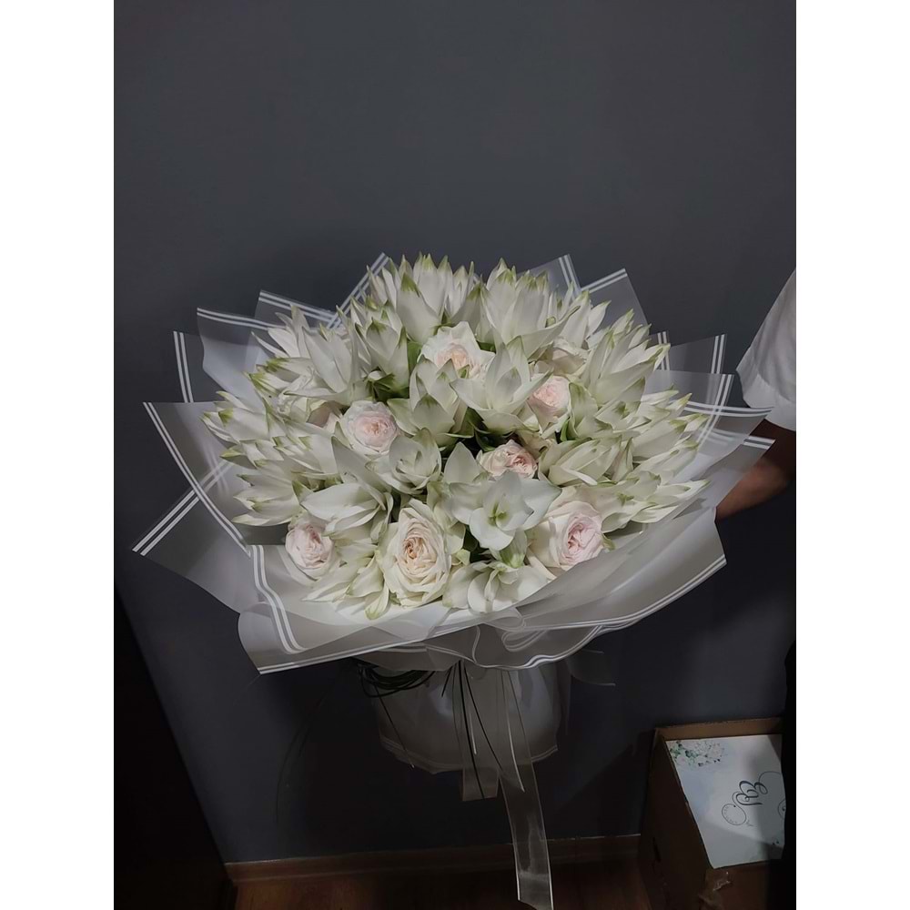 Bouquet of White Roses and Lily.