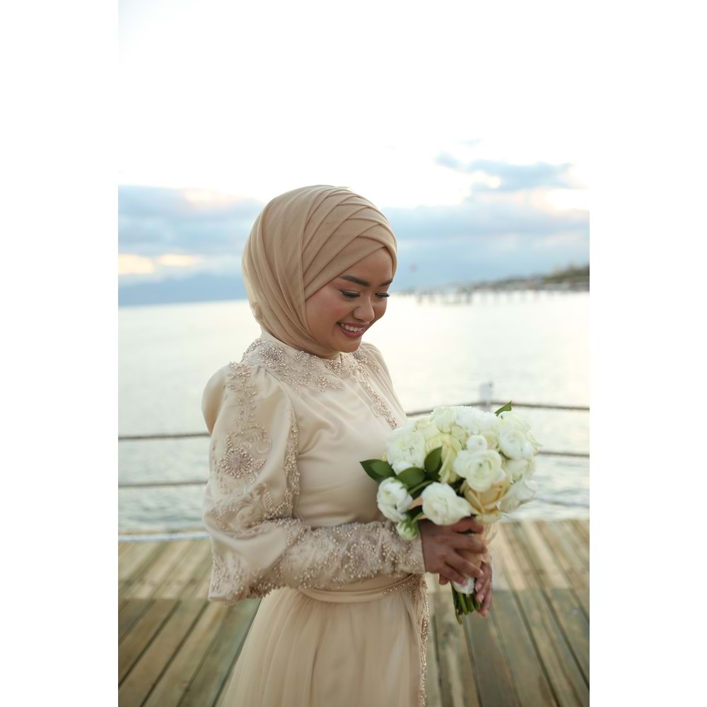 Round Bouquet of White Roses and White Ranunculust