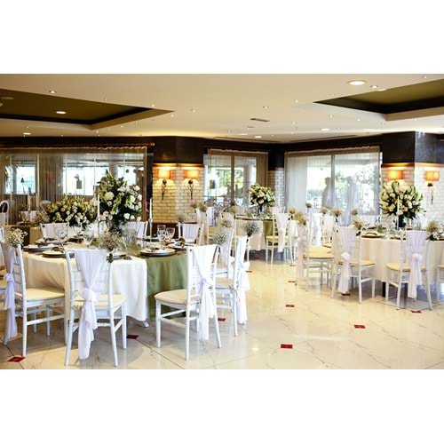 Round Table Decoration With Roses and Lisianthus in a Short Glass Vase