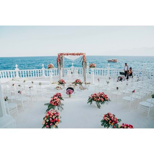 Wedding Aisle With Flower Arrangements in Glass Vazes 01